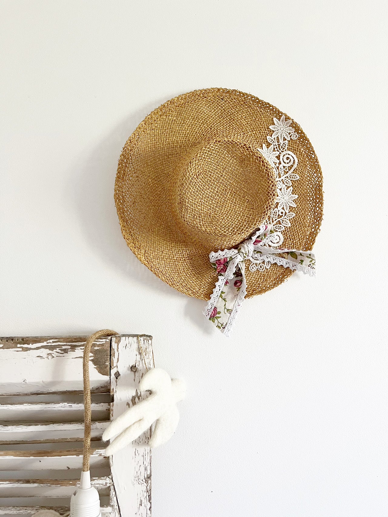 Chapeau avec dentelle et noeud