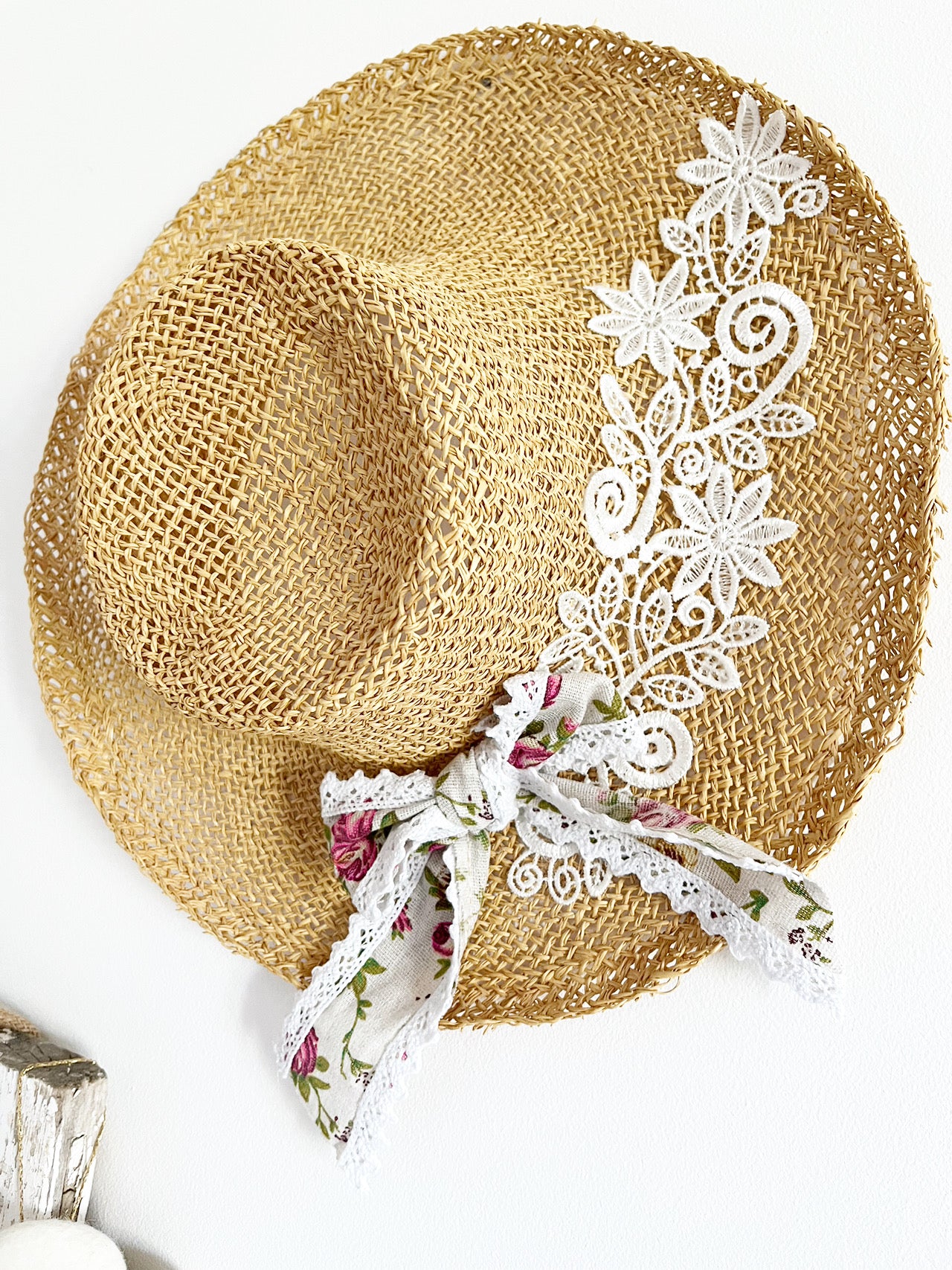 Chapeau avec dentelle et noeud